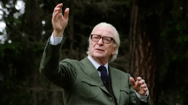 Майкл Кейн у ролі Фреда Беллінджера