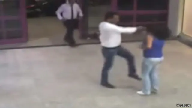 تعرضت الفتاة للصفع على وجهها مرتين بعد أن حاولت التصدي للرجل الذي قالت إنه تحرش بها لفظياً