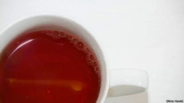 Setelah diambil dari tubuh, darah bisa dicampur dengan teh dan rempah untuk mengawetkannya (Foto: Olivia Howitt)