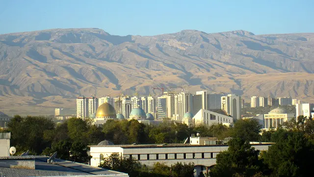 Қорақум саҳросининг этакларида оппоқ мармарлардан тикланган бир шаҳар пайдо бўлади, бамисоли сароб деб ўйлайсиз.