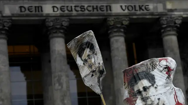 Плакаты с портером Сноудена