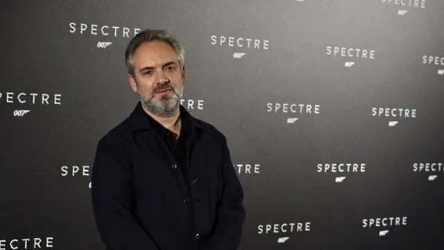 يستهل المخرج، سام مندَيس، فيلمه الأحدث بمشهد مطاردة طويل في مكسيكو سيتي يستعرض فيه قدراته السينمائية