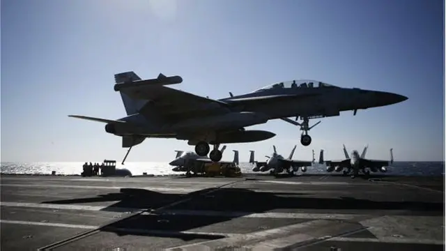 جنگنده اف ای ۱۸ روی ناو ریگان