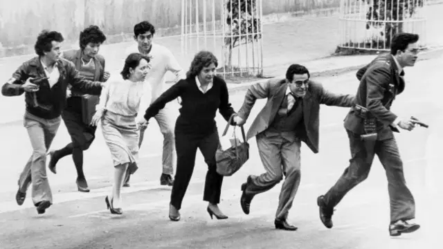 Civiles salen del Palacio de Justicia