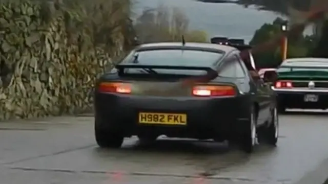 "Порше" с регистрационным номером H982 FKL