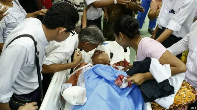 Politisi NLD, Naing Ngan Lin terluka pada kepala dan lengannya dan telah dilarikan ke rumah sakit. 