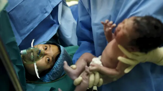 一个母亲在上海医院生孩子。