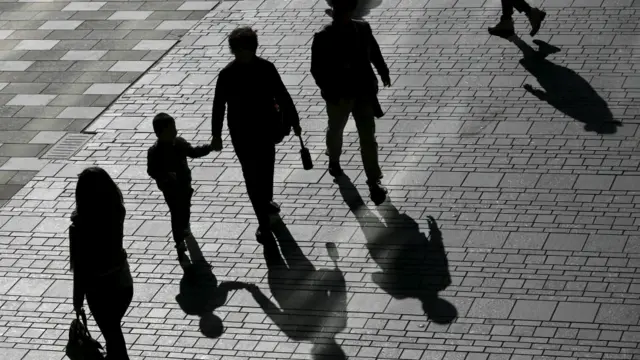 法律专家说，中共十八届五中全会全面允许生两个孩子的决定，可能减少在美国申请政治庇护的难民申请人数。