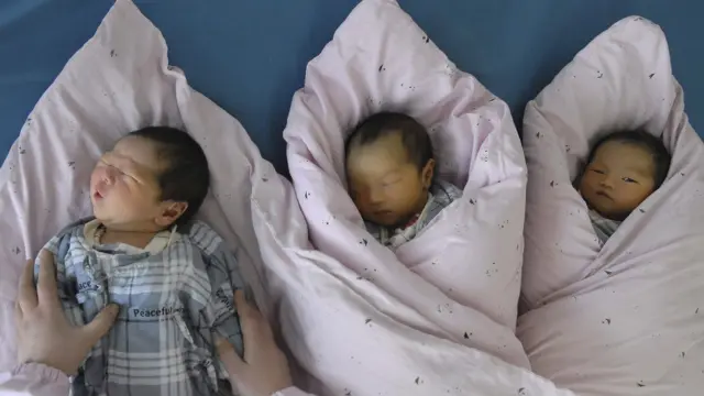 中国宣布实施新的“全面二孩”政策，但新政落地还有一段距离。