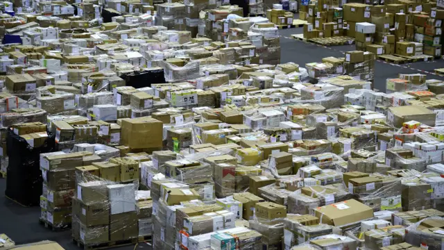 Pemandangan tumpukan barang yang akan disumbangkan ke pusat-pusat penampungan migran di hall pameran Messe di Hamburg, Jerman. 