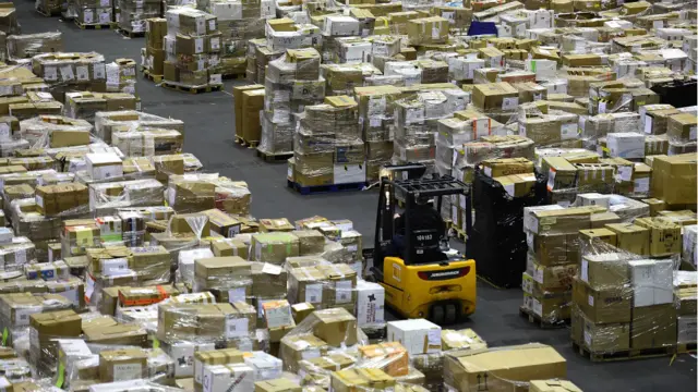 Tumpukan barang yang akan disumbangkan ke pusat-pusat penampungan migran di hall pameran Messe di Hamburg, Jerman. 