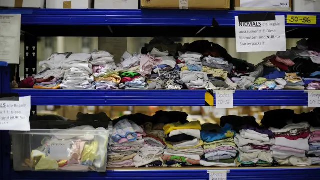 Lemari pakaian berisi baju anak-anak yang sudah dipisahkan berdasarkan ukuran. 