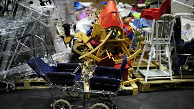 Kereta bayi dan kursi makan yang akan disumbangkan terlihat di hall pameran di Messe, Hamburg, Jerman.