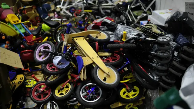 Sepeda anak-anak pun siap untuk disumbangkan buat migran anak. 