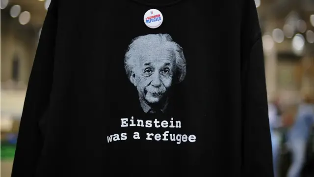 Kaus Albert Einstein terlihat di pusat pengumpulan donasi di kawasan pameran bisnis Messe, Hamburg, Jerman.