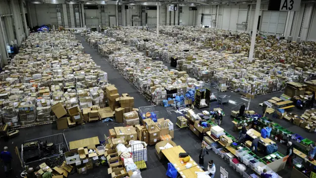 Pusat pengumpulan donasi ini diluncurkan pada awal September lalu saat arus migran ke Jerman meningkat. Sejak pertama didirikan, pusat pengumpulan donasi ini sudah pindah ke lokasi ruang pameran yang lebih besar. 