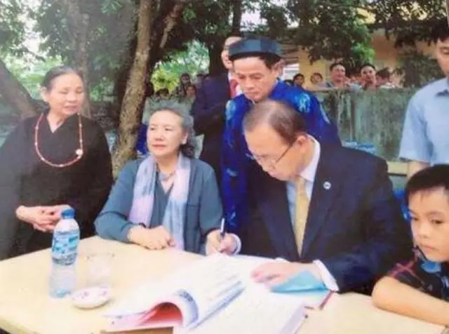 Hình ảnh mạng xã hội lan truyền ông Ban Ki-moon thăm nhà thờ họ Phan Huy ở Việt Nam - Ảnh: Facebook Nguyễn Xuân Diện