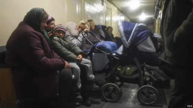 Мешканці міста ховаються від вибухів