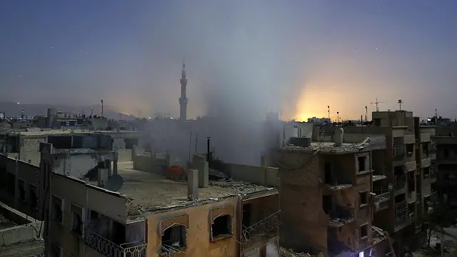 Douma, yang dikuasai pasukan pemberontak, diserang dengan serangan udara dan penembakan.