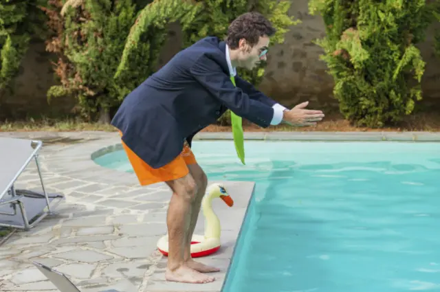 Un ejecutivo a punto de lanzarse a una piscina