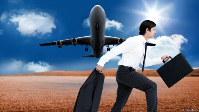 Un ejecutivo y un avión de fondo