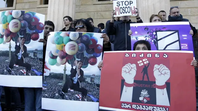 Многие в Грузии считают, что за давлением на "Рустави-2" могут стоять некие московские силы