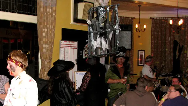 Посетители в костюмах