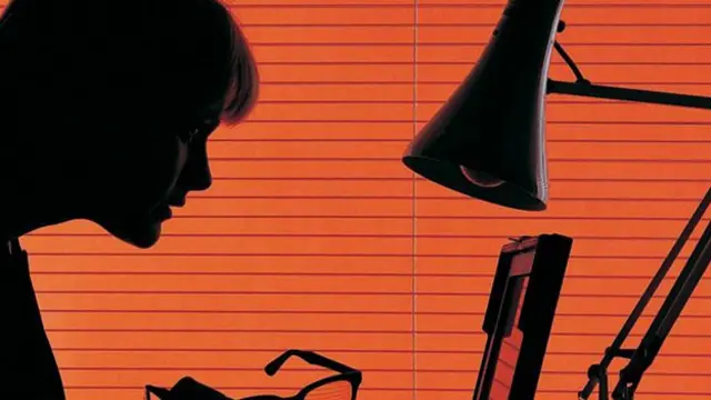 Силуэт женщины в темной комнате