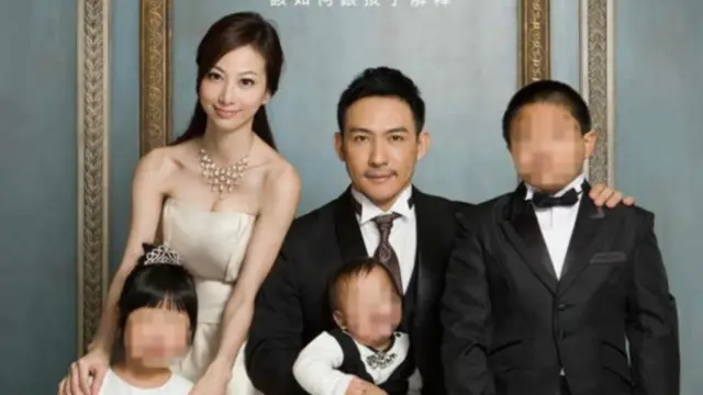 اس تصویر میں خوب صورت ’والدین‘ اپنے تین ’بچوں‘ کے ساتھ دکھائی دیے جن کی تصاویر کو تبدیل کر کے ان کی آنکھیں بہت چھوٹی اور ناک بہت موٹے بنائے گئے تھے