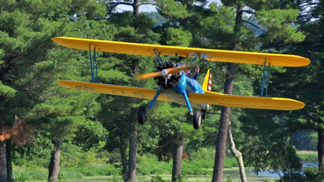 Андрей, Бедфорд, Массачусеттс: "Биплан Stearman PT-17 1934-го года. Использовался как "учебная парта" для пилотов ВВС и ВМФ США до конца 2-й Мировой войны. Данный самолет принадлежит благотворительной организации Collings Foundation".
