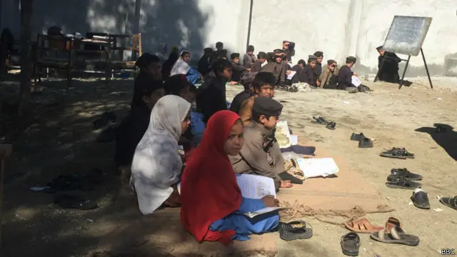 سکول تو کھول دیے گئے ہیں لیکن بچوں کی حاضری نہ ہونے کے برابر ہے