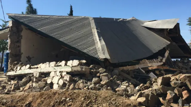 لوئر دیر میں زلزلے سے تباہ شدہ ایک سکول کا منظر