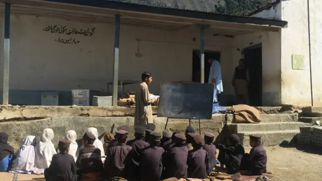 خیبر پِختونخوا کی حکومت نے کہا ہے کہ زلزلے کی وجہ سے صوبہ بھر میں تقریباً 1235 سکولوں کو نقصان پہنچا ہے