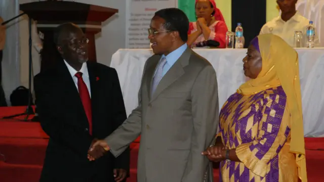 Jakaya Kikwete ari hagati ya Prezida John Pombe Magufi hamwe n'icegera ciwe Samilla Suruhu Hassan