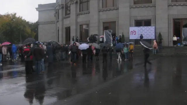 Yağış mitinqə mqneə oldu