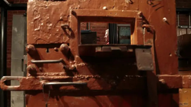 Двери камеры