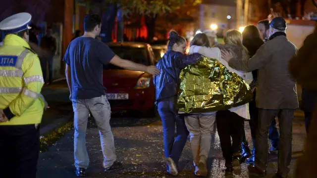 Di dalam klub, diperkirakan ada 400 orang yang menghadiri konser rock gratis.