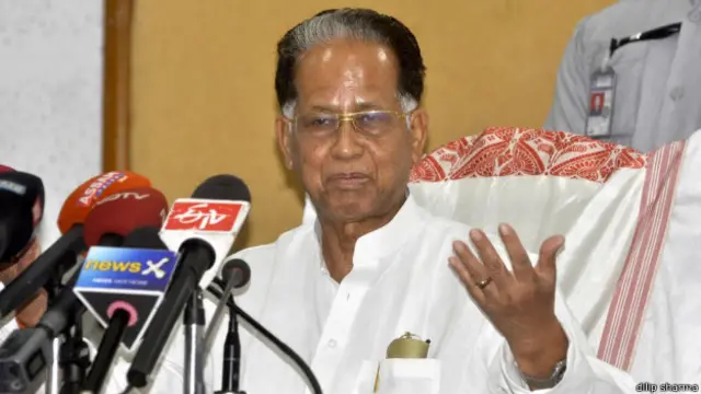 कुछ विश्लेषक तरुण कुमार गोगोई की हालत कमज़ोर बता रहे हैं.