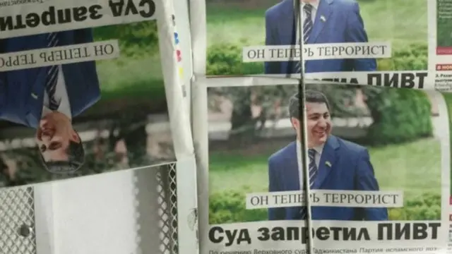 تاجک اخبارات جن میں آئی آر پی کے راہ نما موہدین کبیری کو ’دہشت گرد‘ لکھا گیا ہے