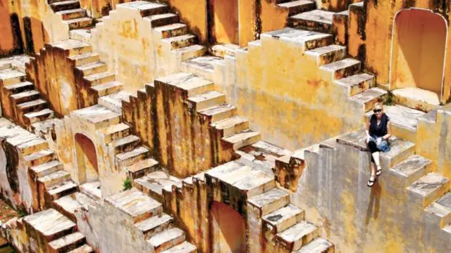 Những bậc thang đối xứng tạ Chand Baori, ở Rajasthan, Ấn Độ  (Ảnh: Sabrina Iovino)