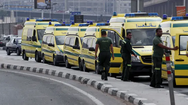 Кареты скорой помощи в аэропорту Каира