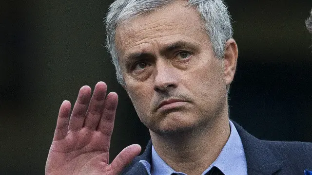 زادت التكهنات بشأن بقاء مورينيو مع تشيلسي رغم تأكيده الاستمرار في قيادة الفريق