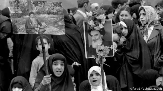 مهمترین عمل خمینی بنیانگذاری دولت اسلامی بود. اهمیت او در تعالی اسلامگرایی از آگاهی به دولت است. گذر از نفس به دولت با انقلابی نیرومند شکل گرفت و همین امر دولت جدید را از مشروعیتی کمنظیر برخوردار کرد.