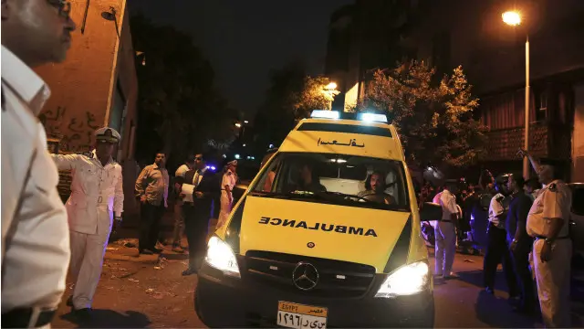 Швидкі доставляють тіла загиблих у катастрофі до моргу в Каїрі