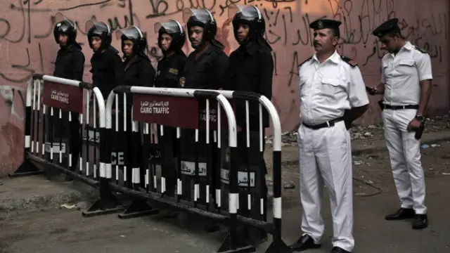 Полицейские у морга в Каире