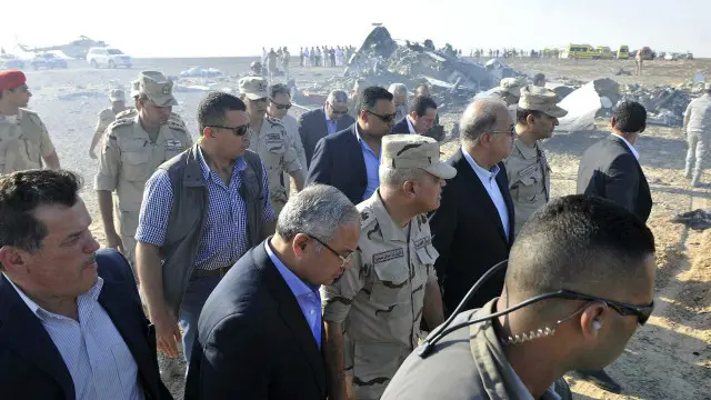 Прем'єр Єгипту з урядовцями оглядають місце катастрофи
