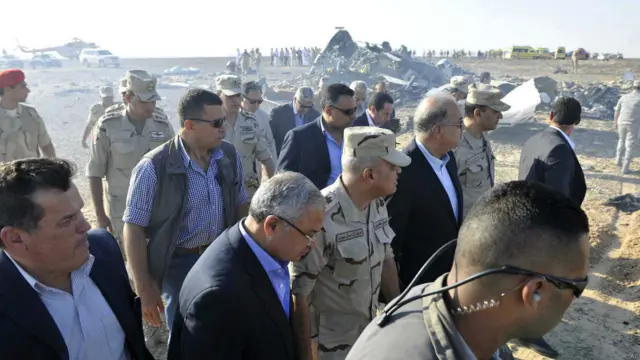 Російський літак, який летів із Шарм-еш-Шейха до Санкт-Петербурга, розбився у суботу вранці на Синайському півострові. Єгипетські урядовці оглядають місце аварії.