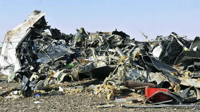 Pedazos del avión en la arena.