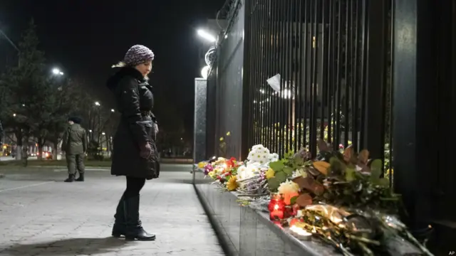 Українці приносять квіти до посольства Росії в Києві