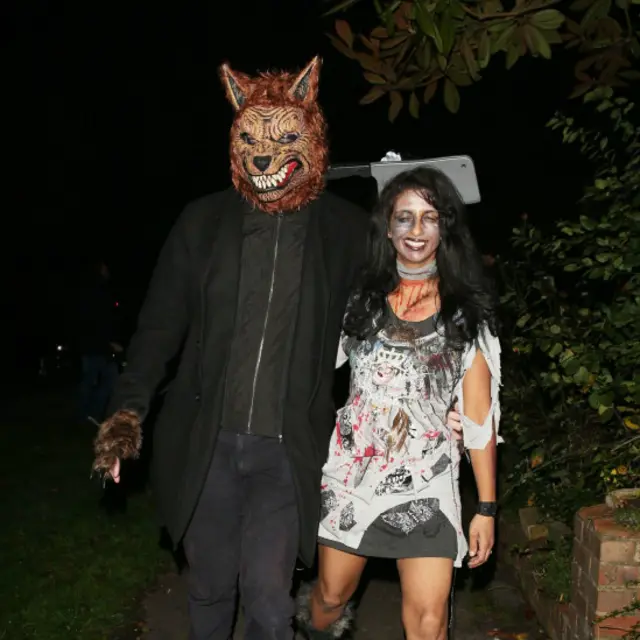 參加晚會這扮成人狼和殭屍